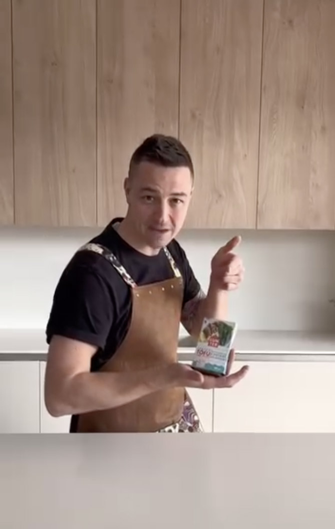Ryžové rezance s LUNTER SEAFOO tofu a zeleninou / Mickey Konrád
